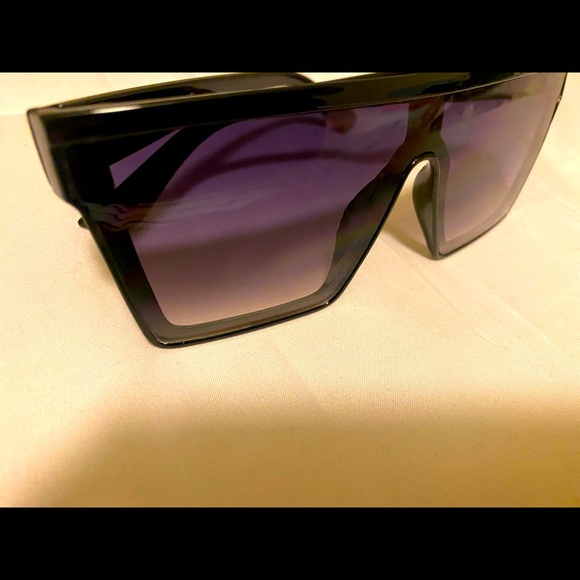 SUMMER HEAT‼️🕶☀️ BLACK SUNGLASSES/SHADES - Picture 5 of 5